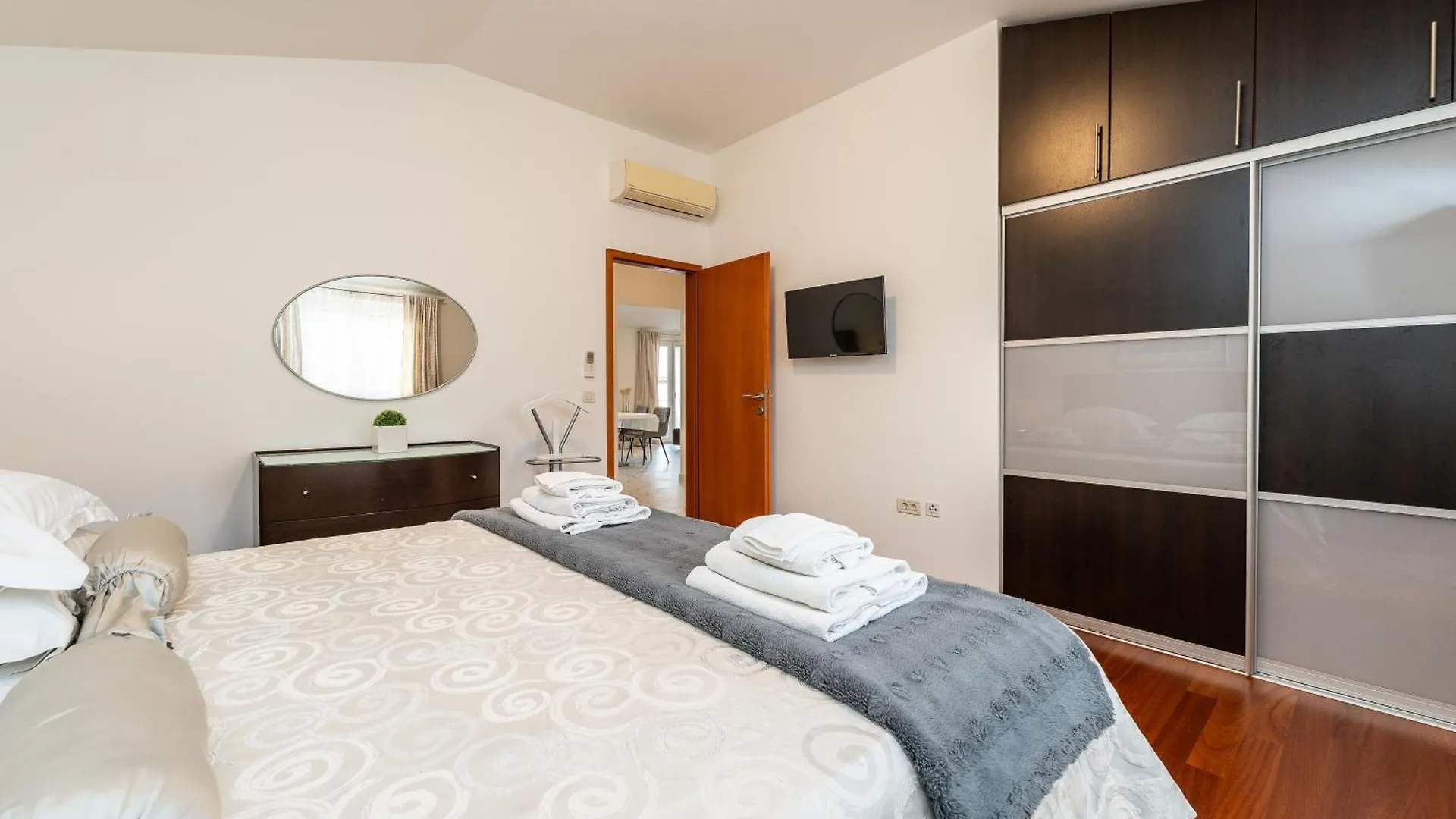 Apartments Very Good Life Preko 0*,